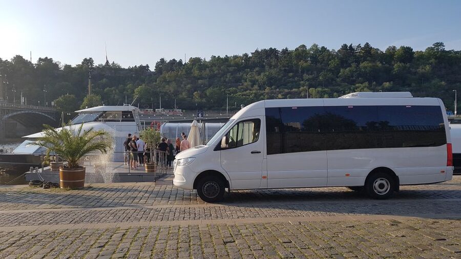 Prague: City Tour and Dinner Cruise with Hotel Pickup - The buffet: plenty of food, but not a Czech tasting menu