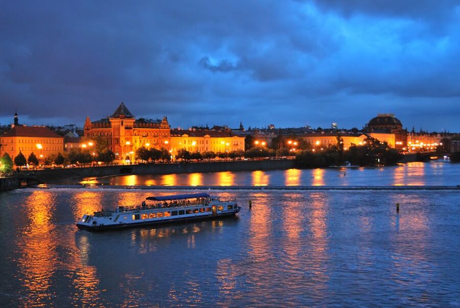 Prague: City Tour and Dinner Cruise with Hotel Pickup - Live music and the evening mood