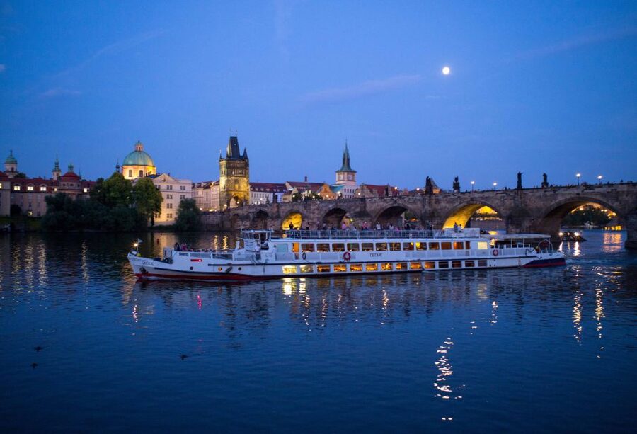 Prague: City Tour and Dinner Cruise with Hotel Pickup - Accessibility and practical comfort