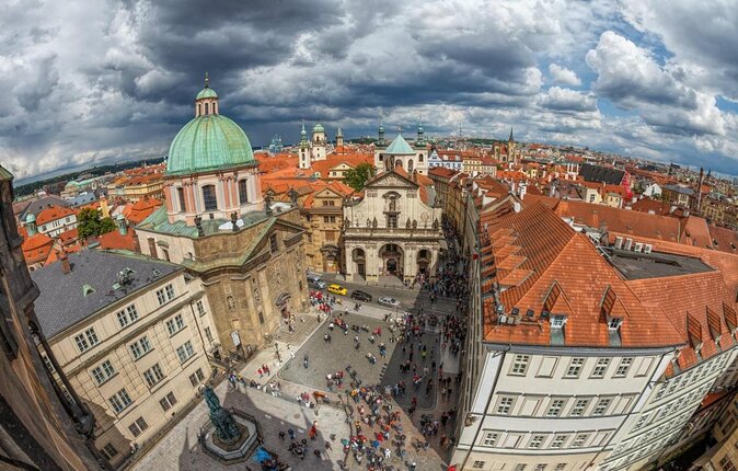 Prague City Tour with Virtual Reality - Seeing Old Town Square as it looked in 1900