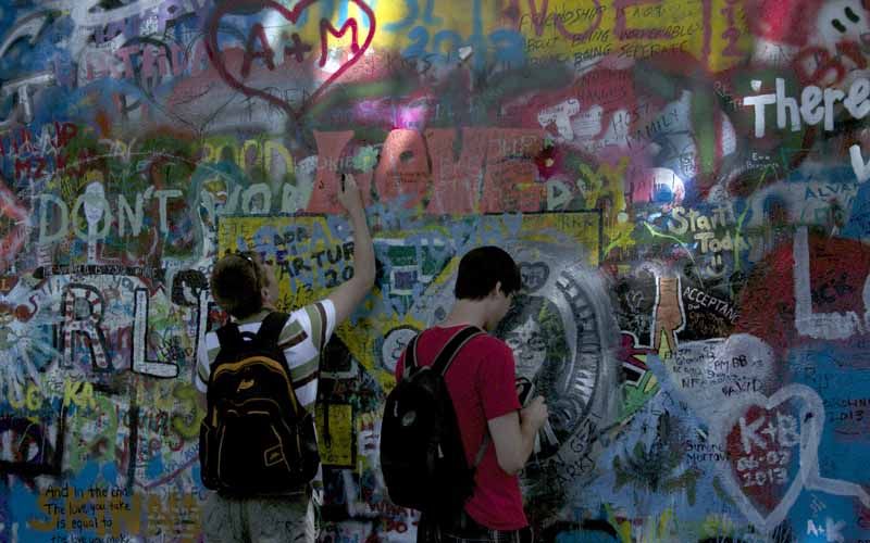 Prague: Classic City Bike Tour - Kampa Island and its giant babies