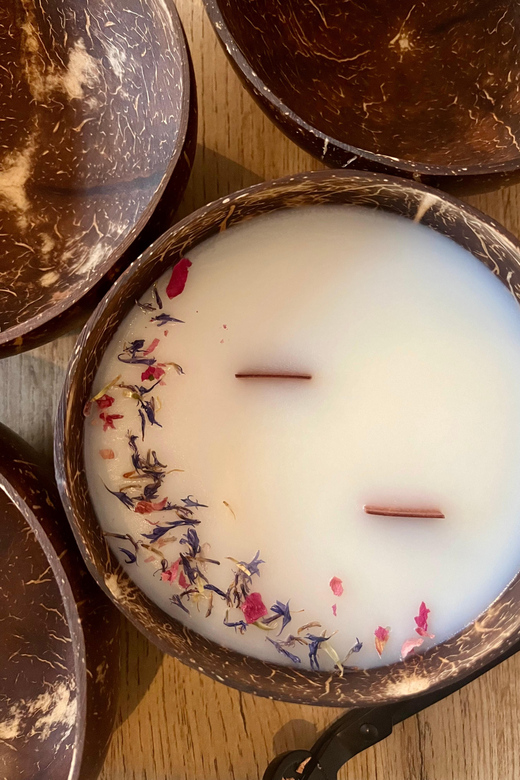 Prague: Coconut Candle Workshop - Making a souvenir instead of buying one