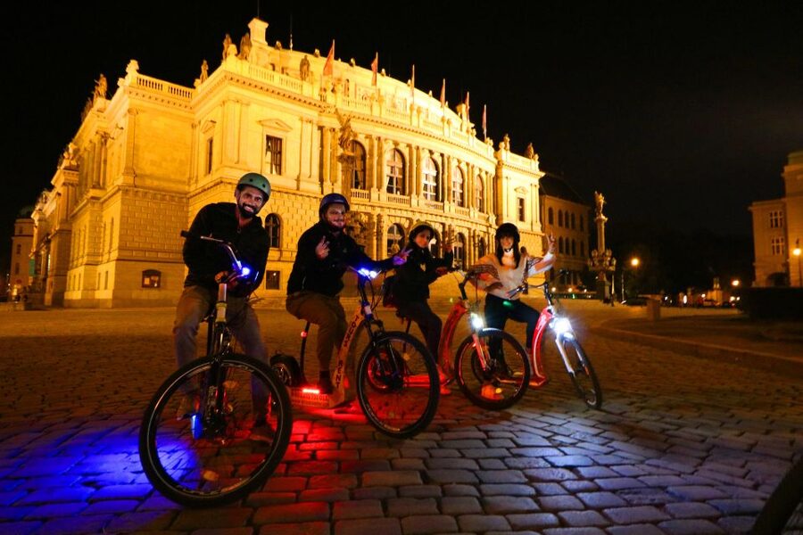 Prague: E-Bike/E-Scooter Viewpoint Tour - A short break at Prague Castle