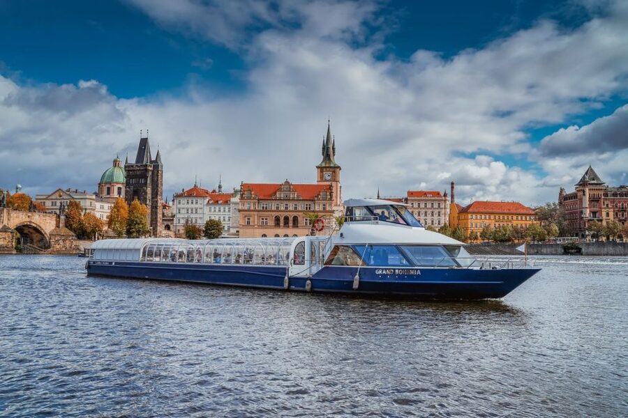 Prague: Evening Vltava River Eco Cruise with Prosecco - Straka Academy, the Rudolfinum, and the Old Town