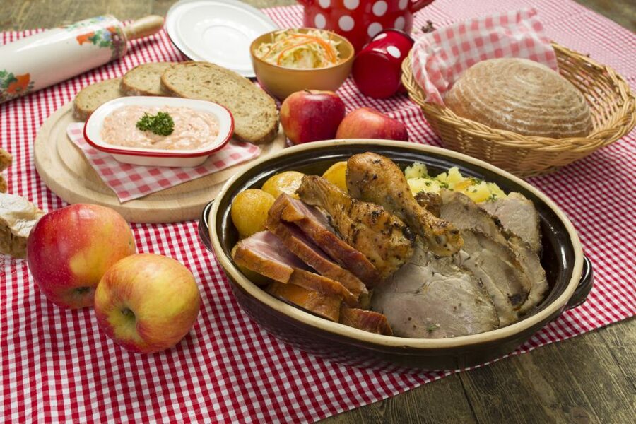 Prague: Folkloric Dinner Show with Unlimited Drinks - What the Prague folklore evening is really like