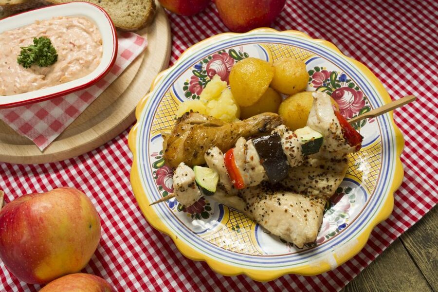 Prague: Folkloric Dinner Show with Unlimited Drinks - Who will enjoy this most