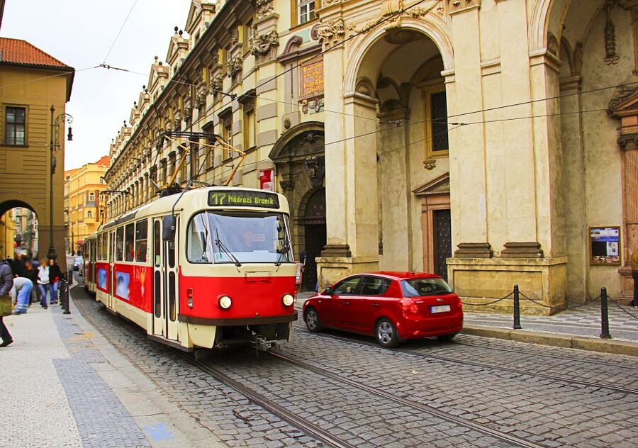 Prague: Full-Day Tour with Lunch and River Boat Cruise - Key points at a glance