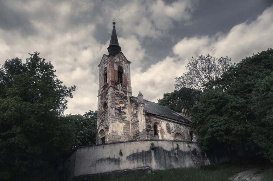 Prague: Ghost Walking Tour - Finding Kožná 6 and starting the walk