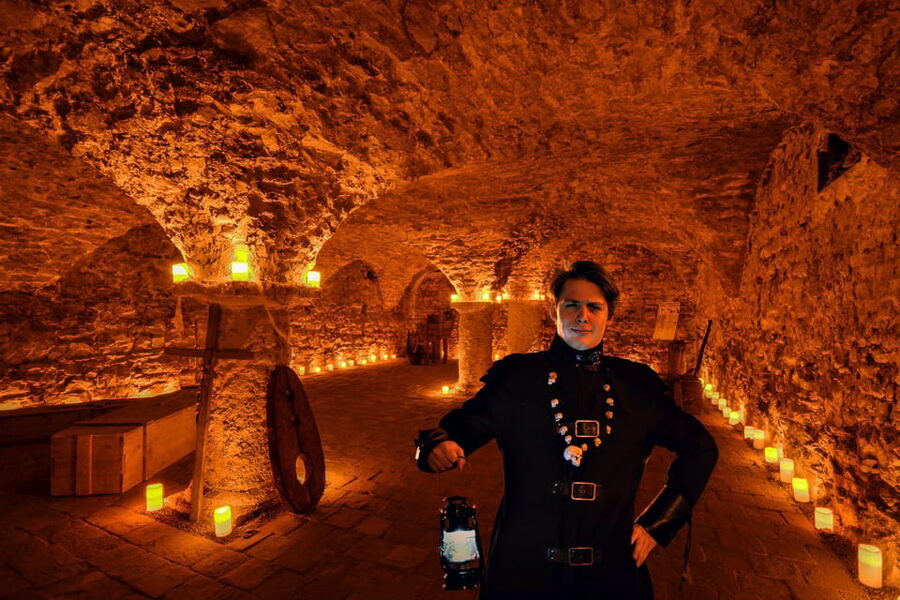Prague: Ghosts, Legends, Medieval Underground & Dungeon Tour - Why this tour works best after dark
