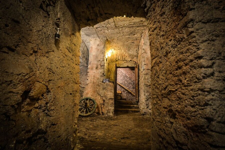 Prague: Ghosts, Legends, Medieval Underground & Dungeon Tour - The candlelit dungeon and Jan Mydlář
