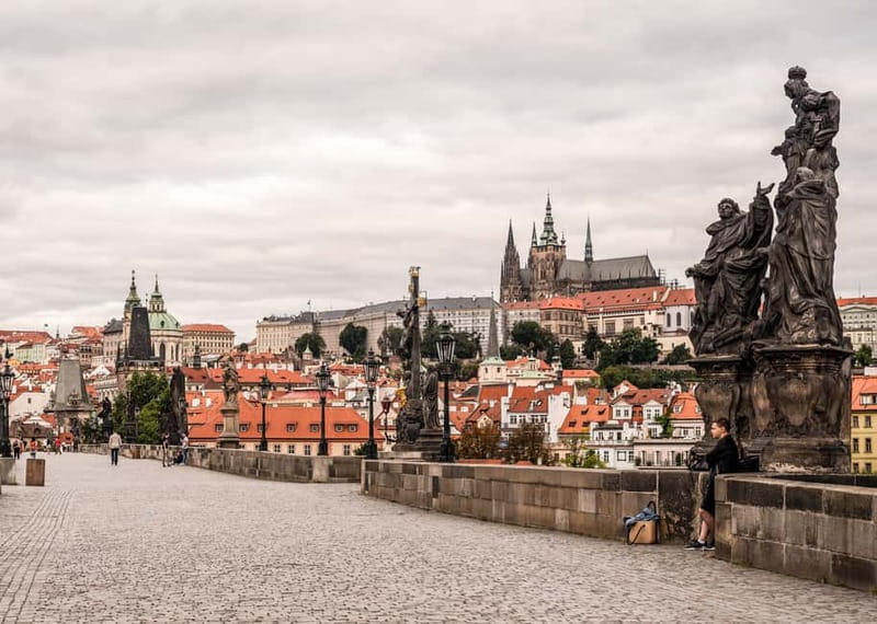 Prague Grand 2,5 hour + 2 hour exterior walking tour - The guides shape the experience