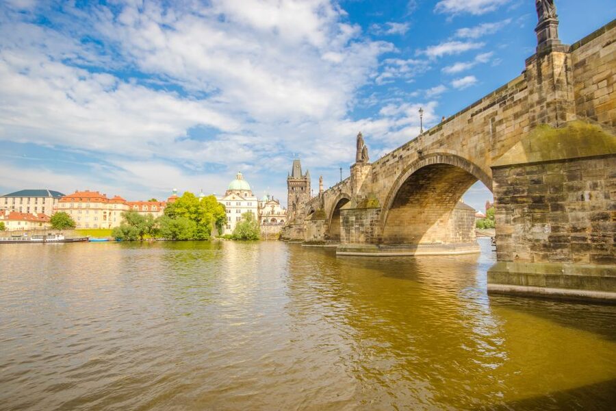 Prague: Guided Bus & Walking Tour with River Cruise & Lunch - Key points at a glance