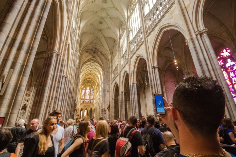 Prague: Guided Bus & Walking Tour with River Cruise & Lunch - From the castle steps to Charles Bridge