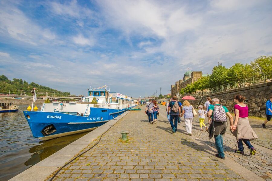Prague: Guided Bus & Walking Tour with River Cruise & Lunch - Pickup details you should not overlook