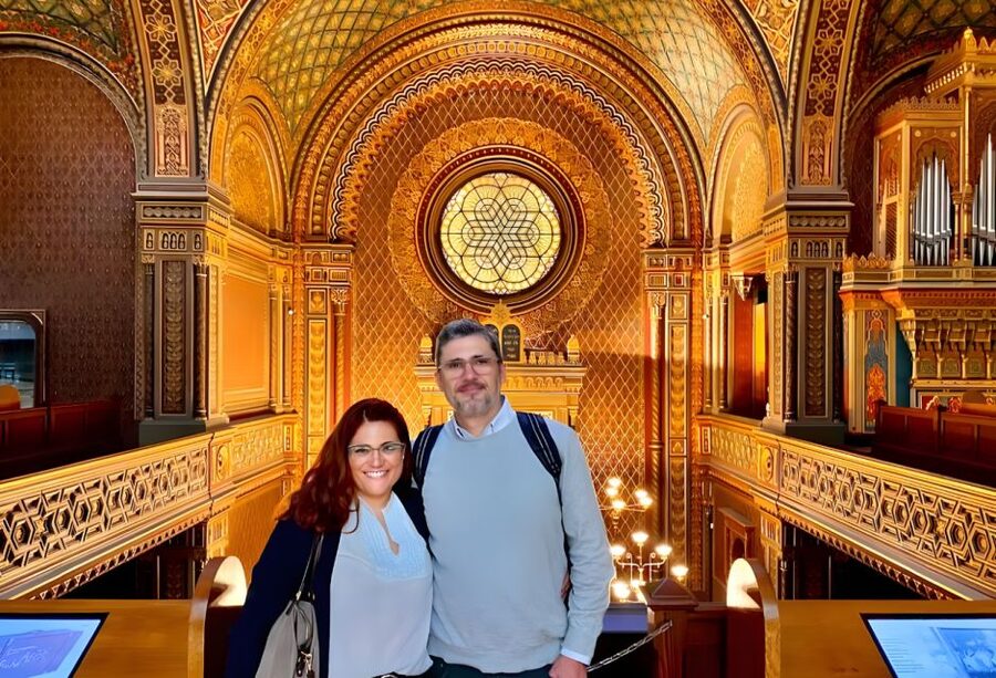 Prague: Guided Tour inside the Jewish Cemetery & Synagogues - Spanish-language guiding and the pace of the visit