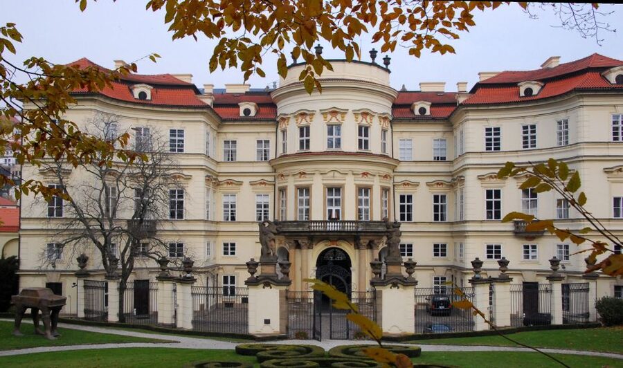 Prague: Highlights Walking Tour to the German embassy 1989 - Josefov, the Old Jewish Cemetery, and the Old Town