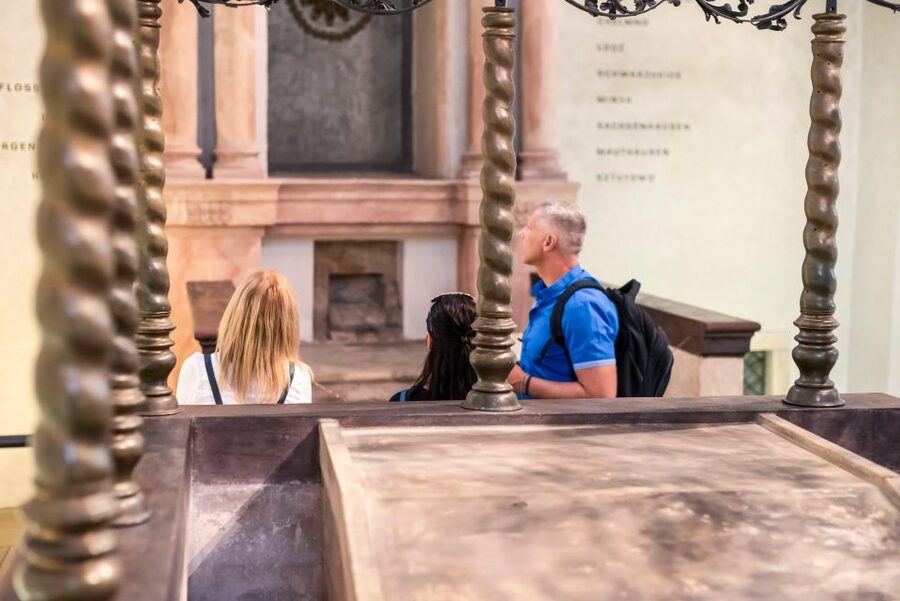 Prague Jewish Quarter Online Audio Guide - Spanish Synagogue and its powerful museum displays