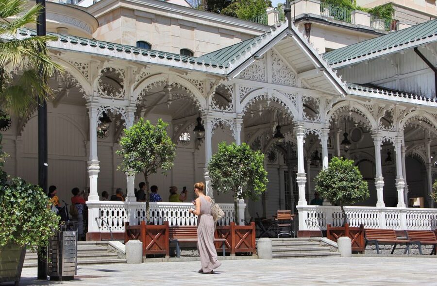 Prague: Karlovy Vary Day Trip with Watchtower and Funicular - The 45-minute walk through the spa center