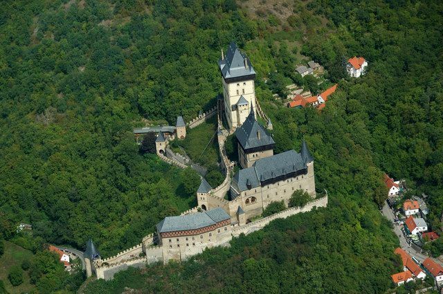Prague: Karlštejn Castle Guided Tour with Entry Ticket - The uphill approach to Karlštejn Castle
