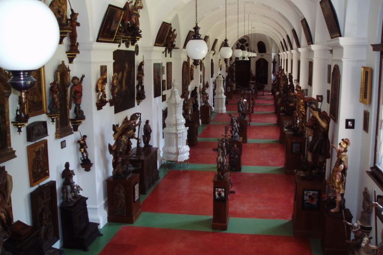 Prague: Karlštejn Castle Guided Tour with Entry Ticket - Who should book this Karlštejn outing?
