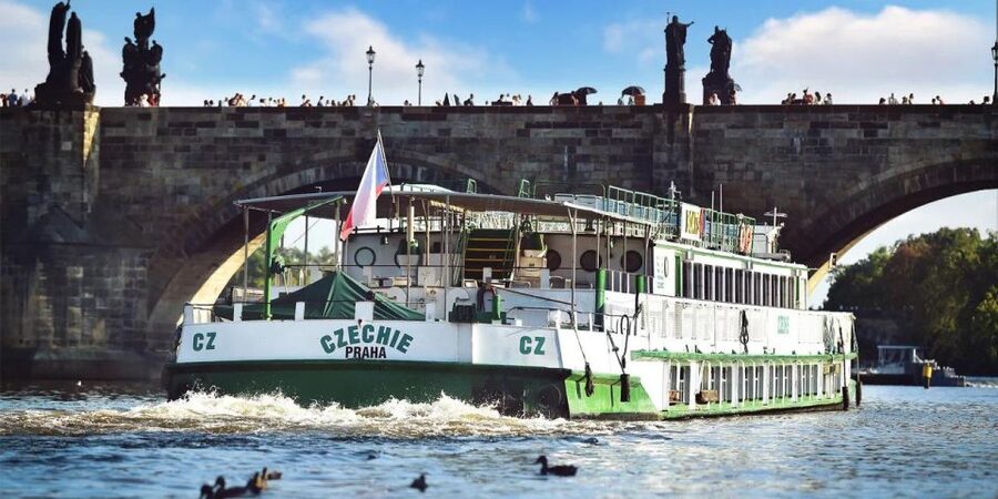 Prague: Lunch Cruise on Vltava River with open Buffet - Views, seating, and the rhythm of lunch