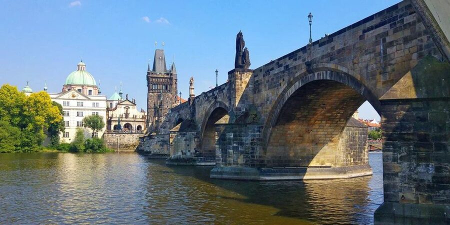 Prague: Lunch Cruise on Vltava River with open Buffet - Lesser Town and the river’s changing character