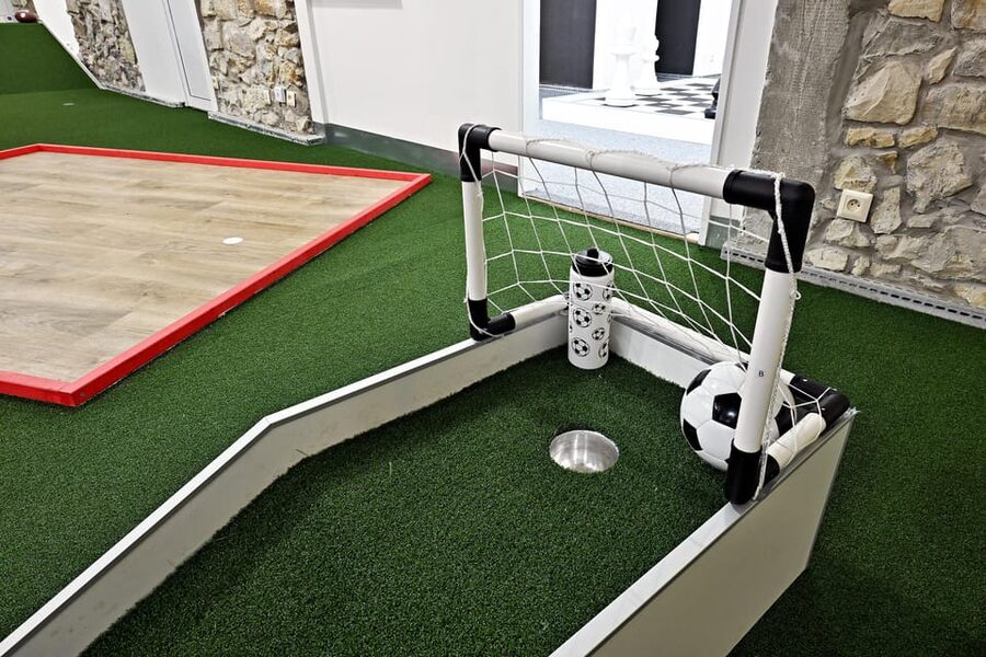 Prague: Mazemania Miniature Golf Experience - Atmosphere, Staff, and Language