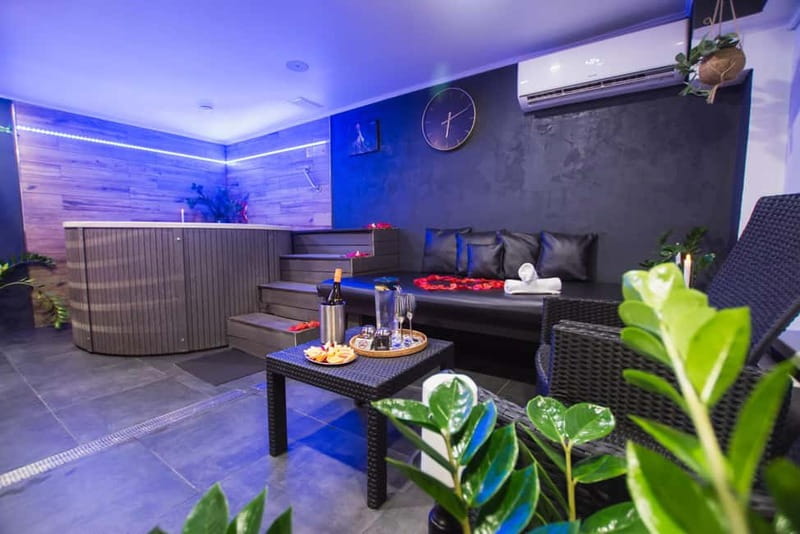 Prague: Modern Private Spa with Jacuzzi and Sauna - Choosing between the jacuzzi spa and sauna studio