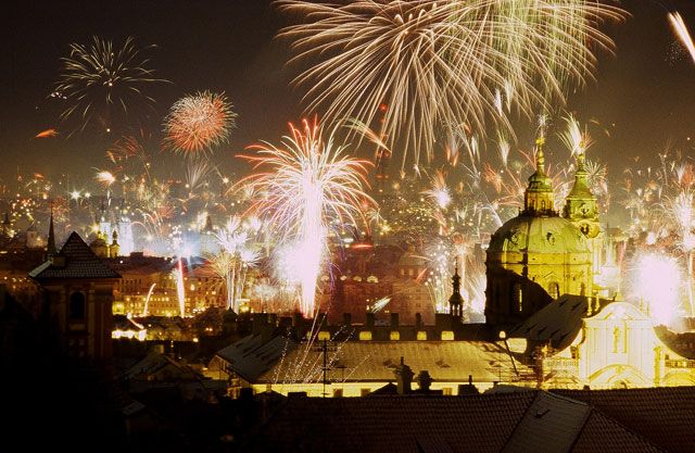 Prague: New Year's Eve Pub Crawl & Karlovy Lazne Club Entry - What the guides add to an expensive night