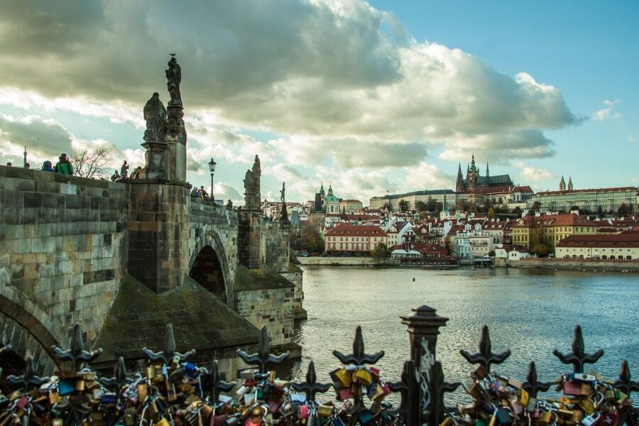 Prague: Old Town and Jewish Quarter Guided Tour in German - A compact route through Prague’s historic core