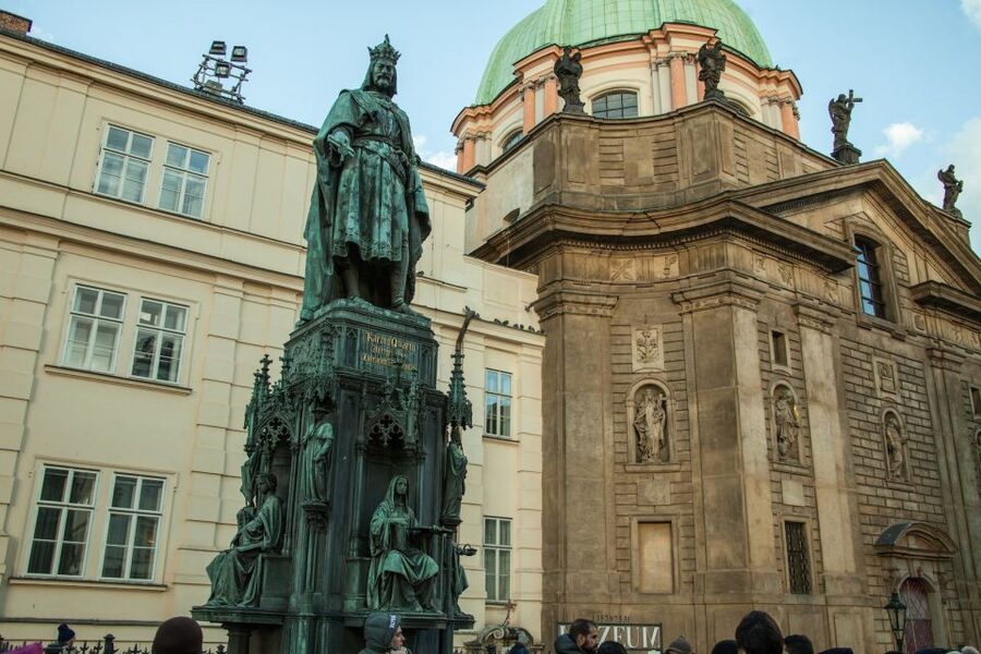 Prague: Old Town and Jewish Quarter Guided Tour in German - Charles Bridge is a fitting finish