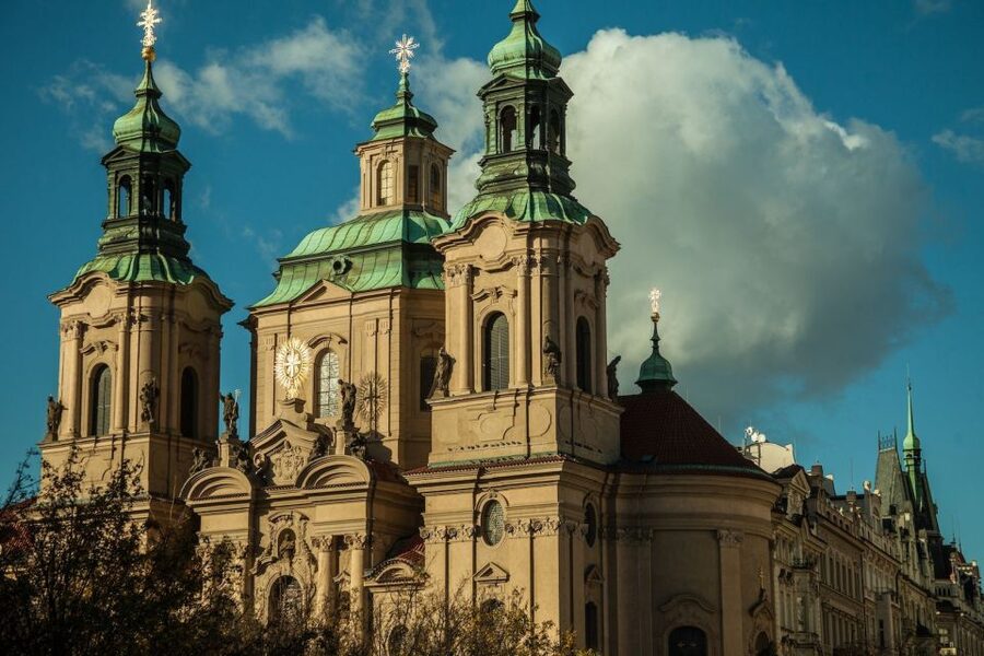 Prague: Old Town and Jewish Quarter Guided Tour in German - Old Town Square sets the scene