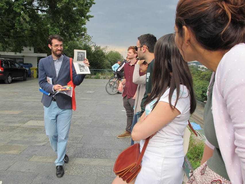 Prague: Old Town and Jewish Quarter Guided Walking Tour - What the guide adds to a short route