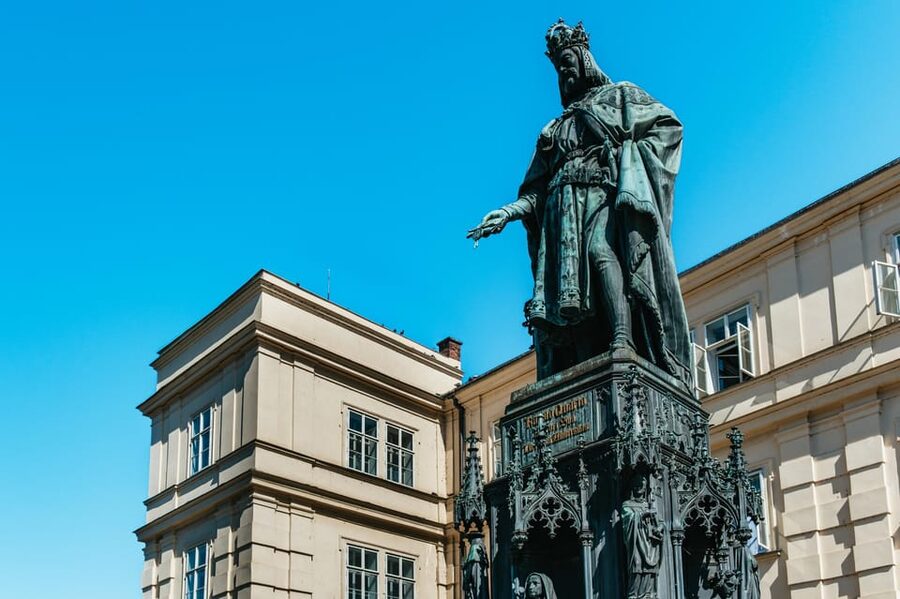Prague: Old Town, Astronomical Clock and Underground Tour - How the guides shape the experience