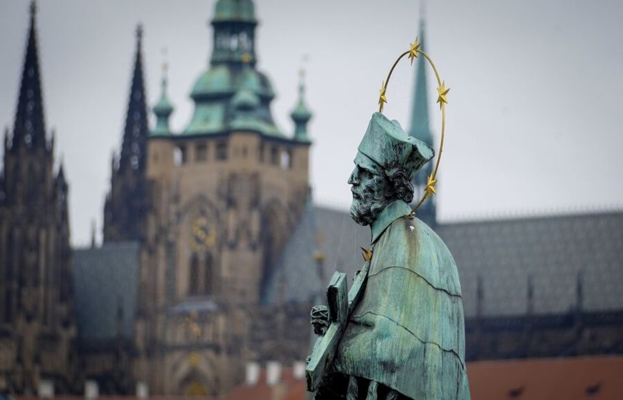 Prague: Old Town Highlights & Hidden Gems Guided Tour - Malá Strana and Charles Bridge
