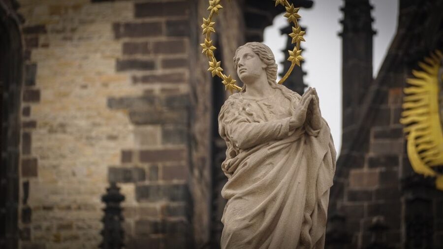 Prague: Old Town Highlights & Hidden Gems Guided Tour - Reading the Astronomical Clock
