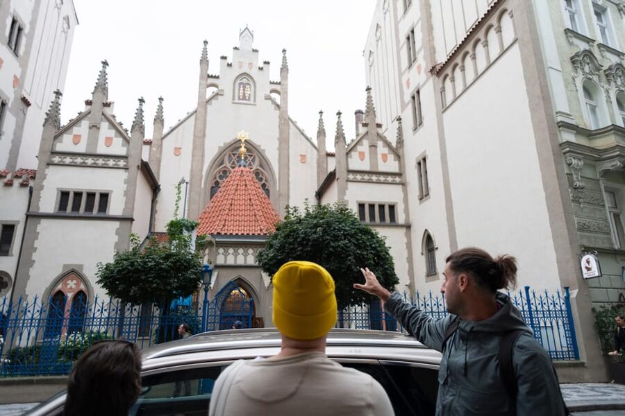 Prague: Old Town, Jewish Quarter & Astro Clock Walking Tour - Guides, languages, and the human side of the walk