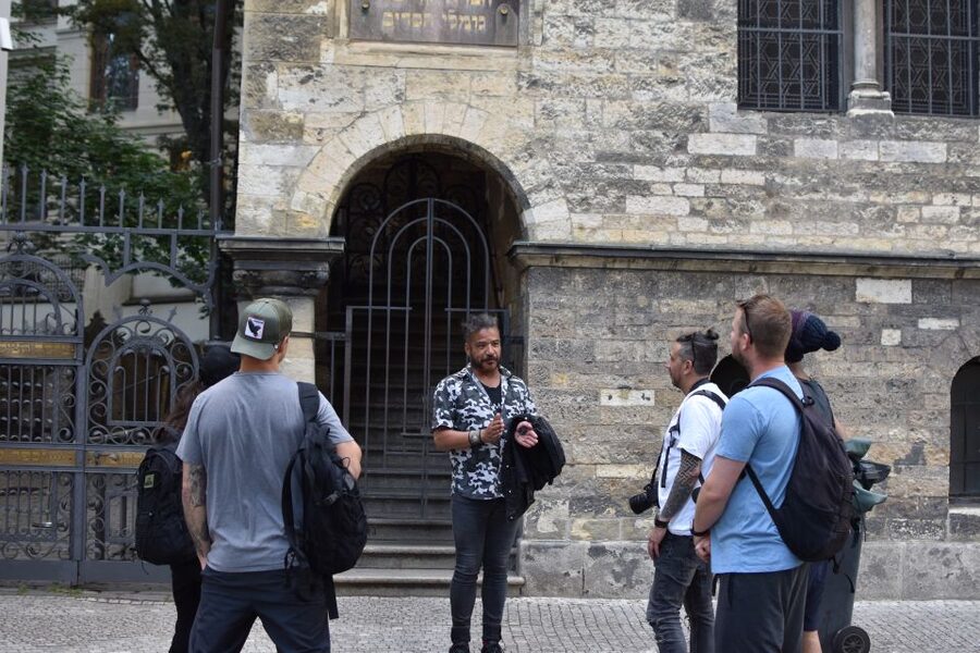Prague: Old Town, Prague Castle & River Cruise Day Tour - The unhurried middle of the day