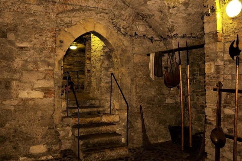 Prague Old Town, Underground and House of Alchemy Tour - Romanesque and Gothic chambers beneath the streets