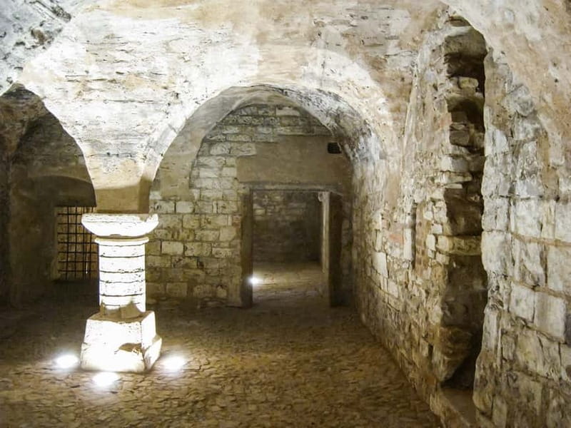 Prague: Oldtown, Medieval Underground & Dungeon History Tour - Start at Malé Náměstí, then look beneath the square