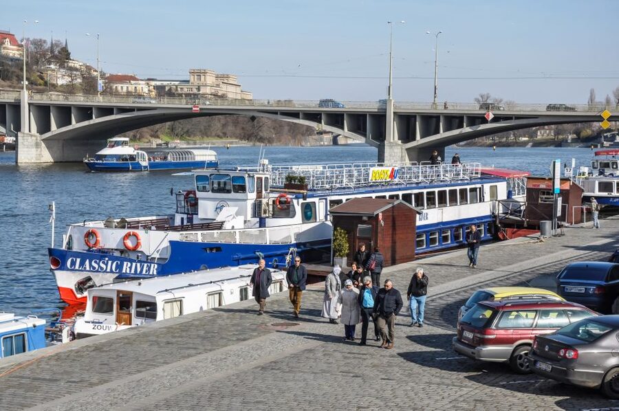 Prague: Panoramic Vltava River Cruise - Drinks, snacks, and seating onboard
