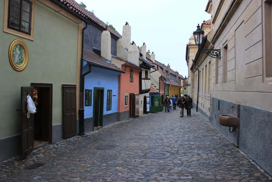 Prague: Prague Castle & Charles Bridge – guided tour in German - Prague Castle without the paid interiors