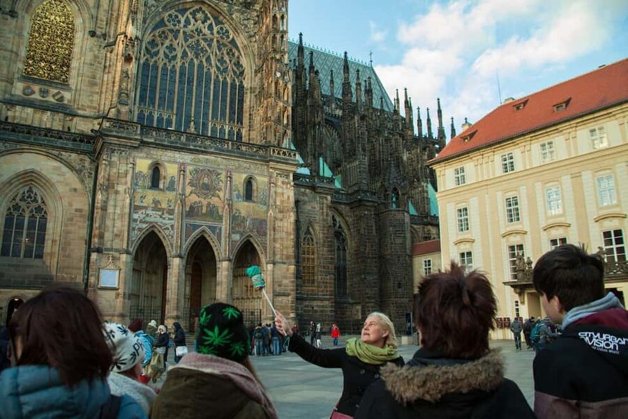 Prague: Prague Castle & Charles Bridge – guided tour in German - Who will enjoy this route most