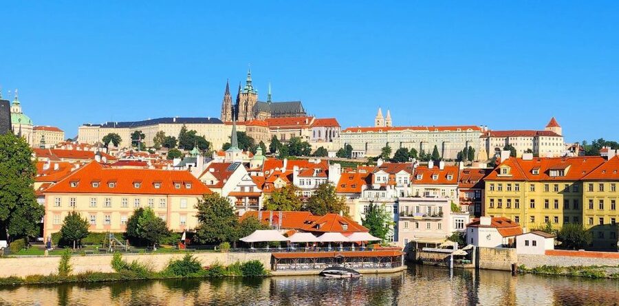 Prague: Prague Castle Private Walking Tour - St. George’s Basilica and a turn toward the early Middle Ages