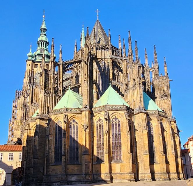 Prague: Prague Castle Private Walking Tour - St. Vitus Cathedral and the power of the castle