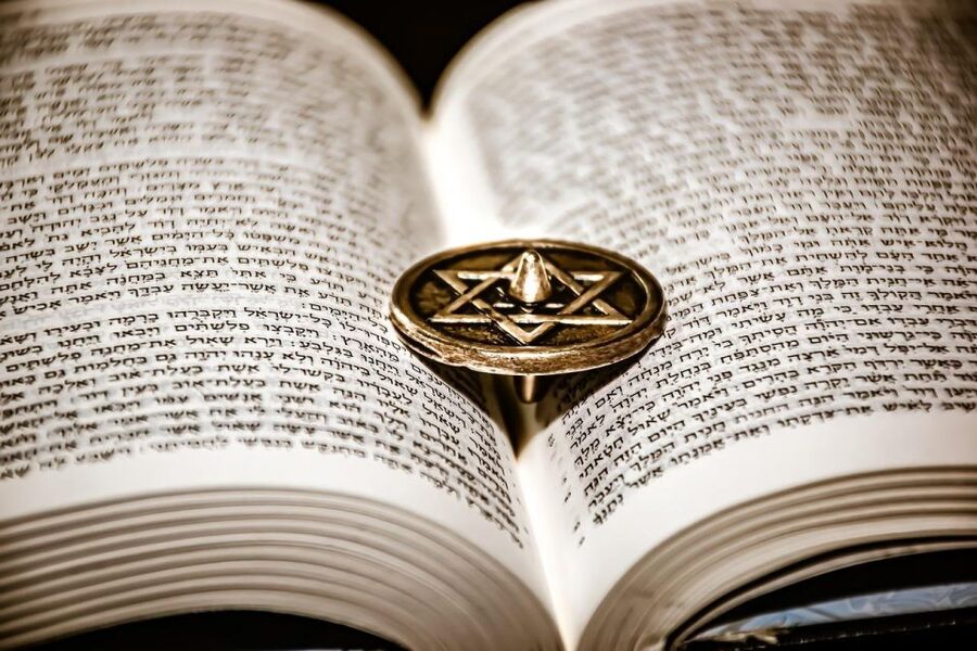 Prague: Prague Synagogues & the Jewish Cemetery Guided Tour - What the $42 price really covers