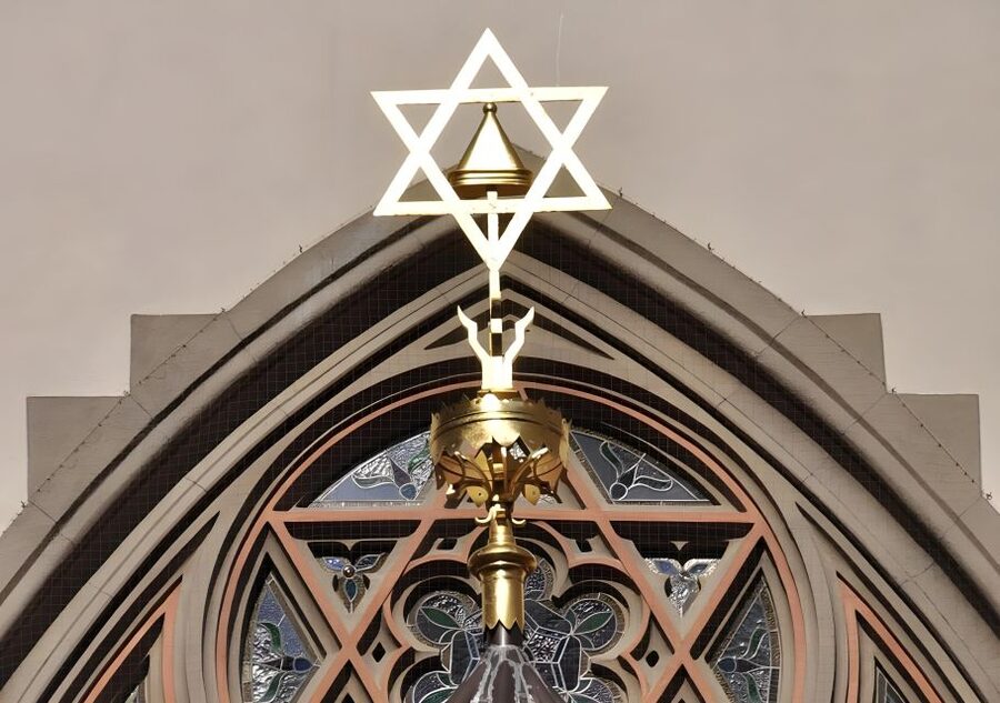 Prague: Prague Synagogues & the Jewish Cemetery Guided Tour - The Old Jewish Cemetery and its crowded layers of graves