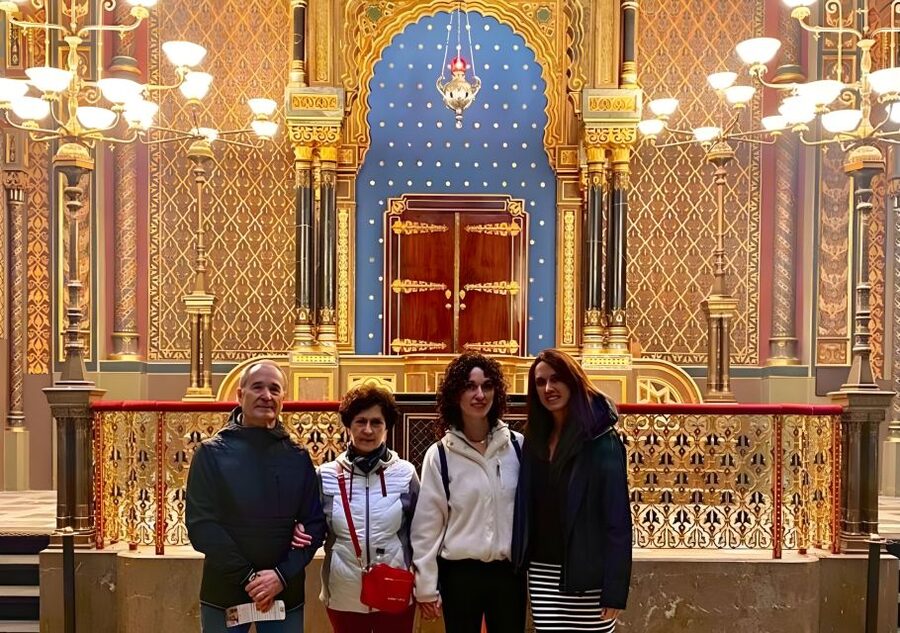 Prague: Prague Synagogues & the Jewish Cemetery Guided Tour - Spanish Synagogue: the visual finale