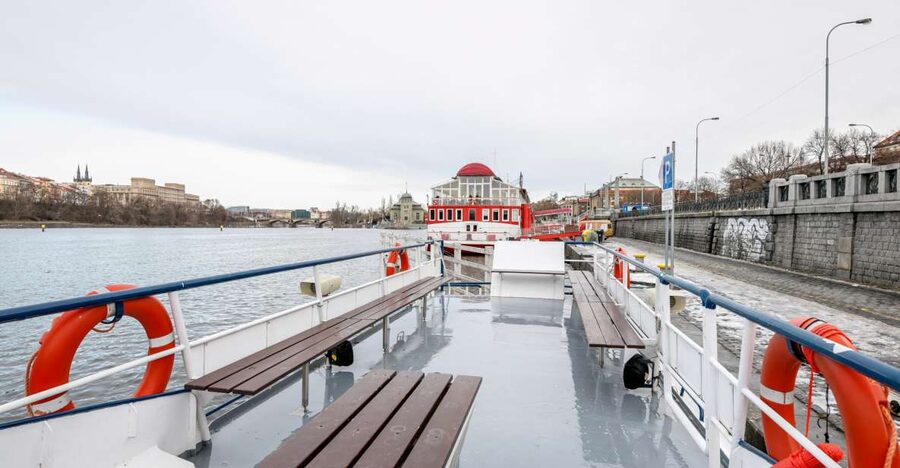 Prague: Private Beer Boat Cruise with Unlimited Beer - Why the private format matters