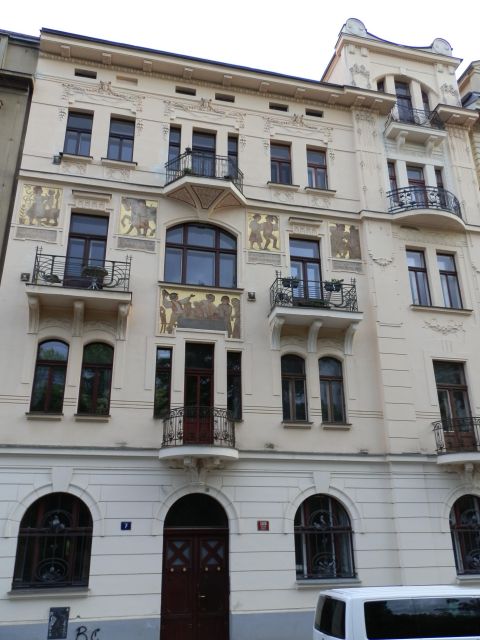 Prague: Private Prague Art Nouveau and Cubism Tour - House of the Black Madonna and the move toward Cubism